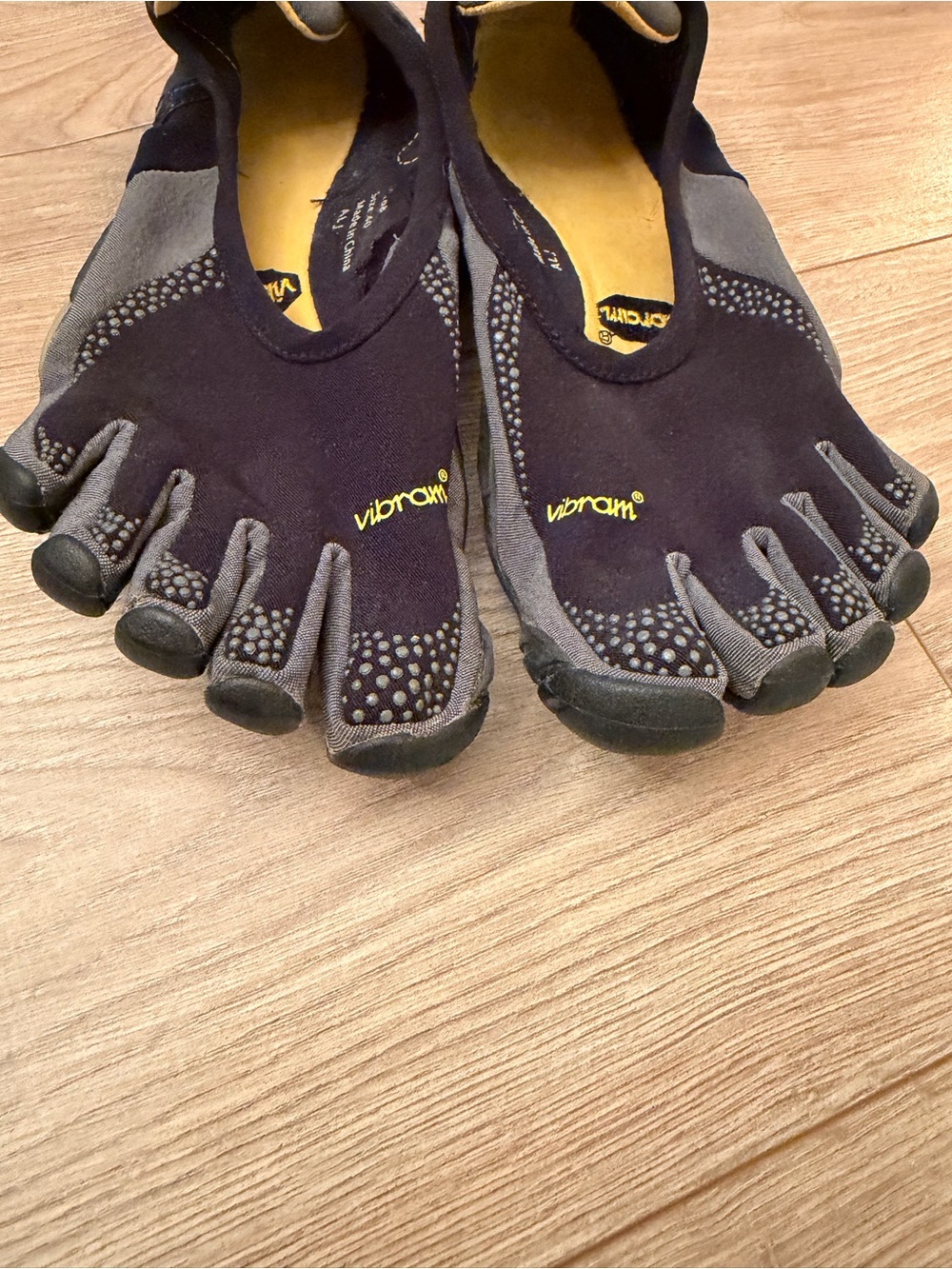 Vibram FiveFingers Black Gray Toe Shoes Yellow Accents EU 40 women9.5 Men 7.5 - Picture 2 of 4